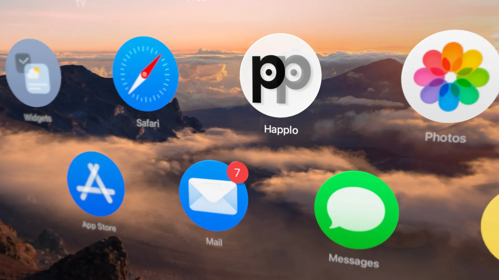 The Happlo app icon between Safari and Photos on the Apple Vision Pro home view